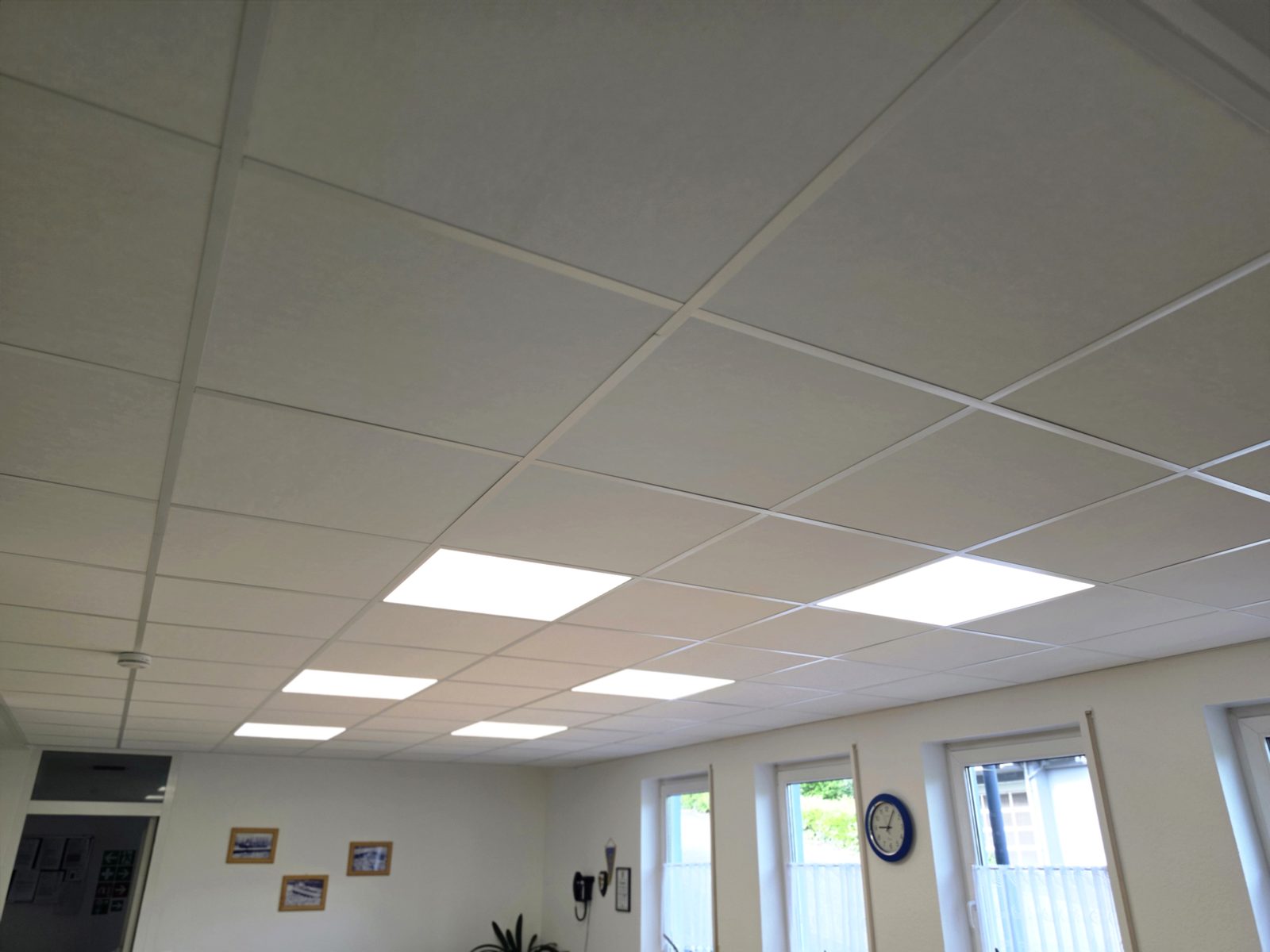 Abgeh&auml;ngte Rasterdecke mit Akustikplatten und eingelegten LED-Panels