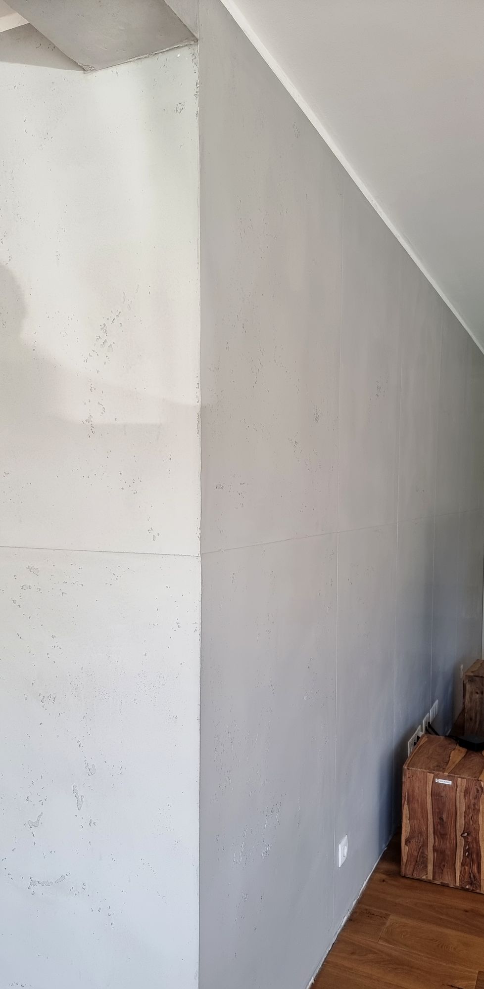 Detailansicht einer fugenlosen Betonoptik-Wand mit sichtbarer Kellenstruktur