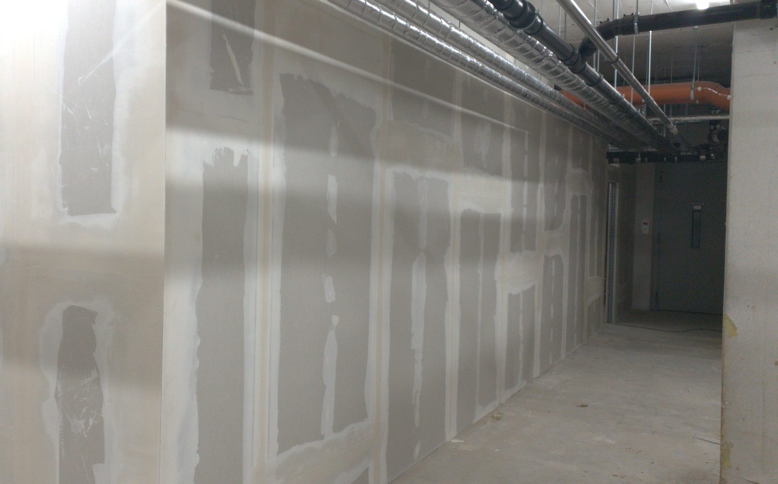 Brandschutzwand im Gewerbeobjekt, verspachtelt in Qualit&auml;tsstufe Q2