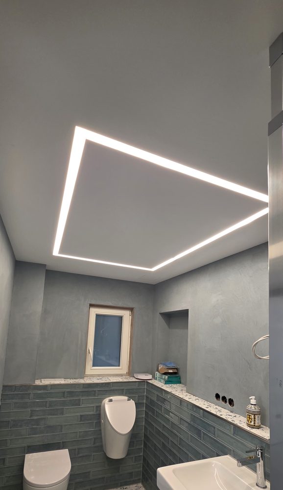 Abgeh&auml;ngte Decke im Bad mit umlaufender LED-Lichtfuge